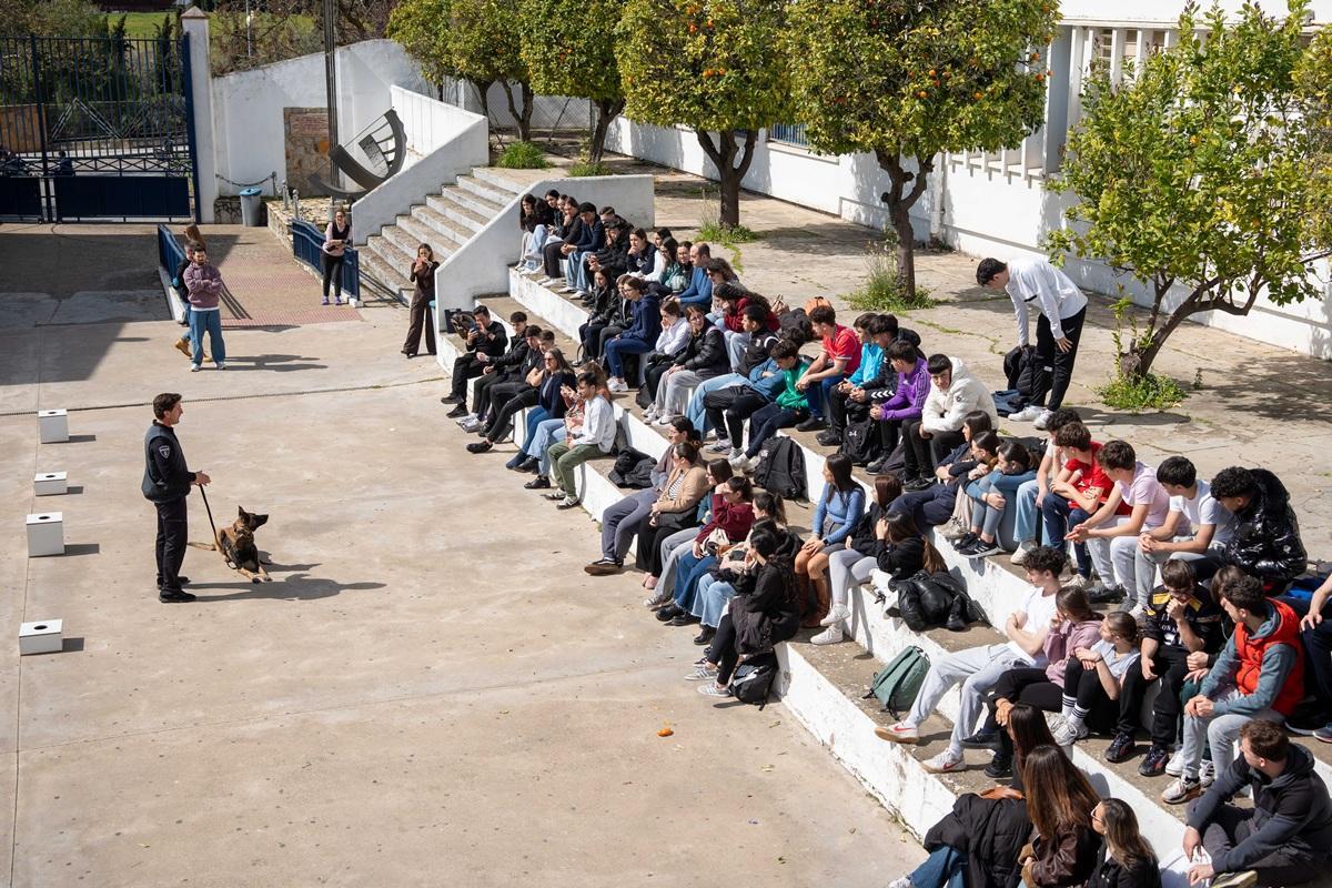 Los alumnos observan cómo Lucas localiza droga en uno de los ejercicios de la Unidad Canina de la Policía Local de Mérida.