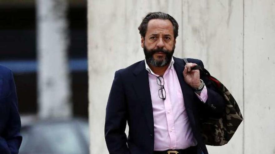 Álvaro Pérez, &quot;el Bigotes&quot;, llegando a la Audiencia Nacional. // Efe