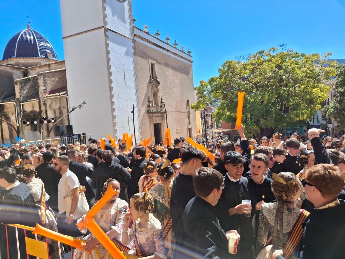 Un respiro antes de la emoción de los premios y una plaza a tope: imágenes de las Fallas de Dénia Un respiro antes de la emoción de los premios y una plaza a tope: imágenes de las Fallas de Dénia