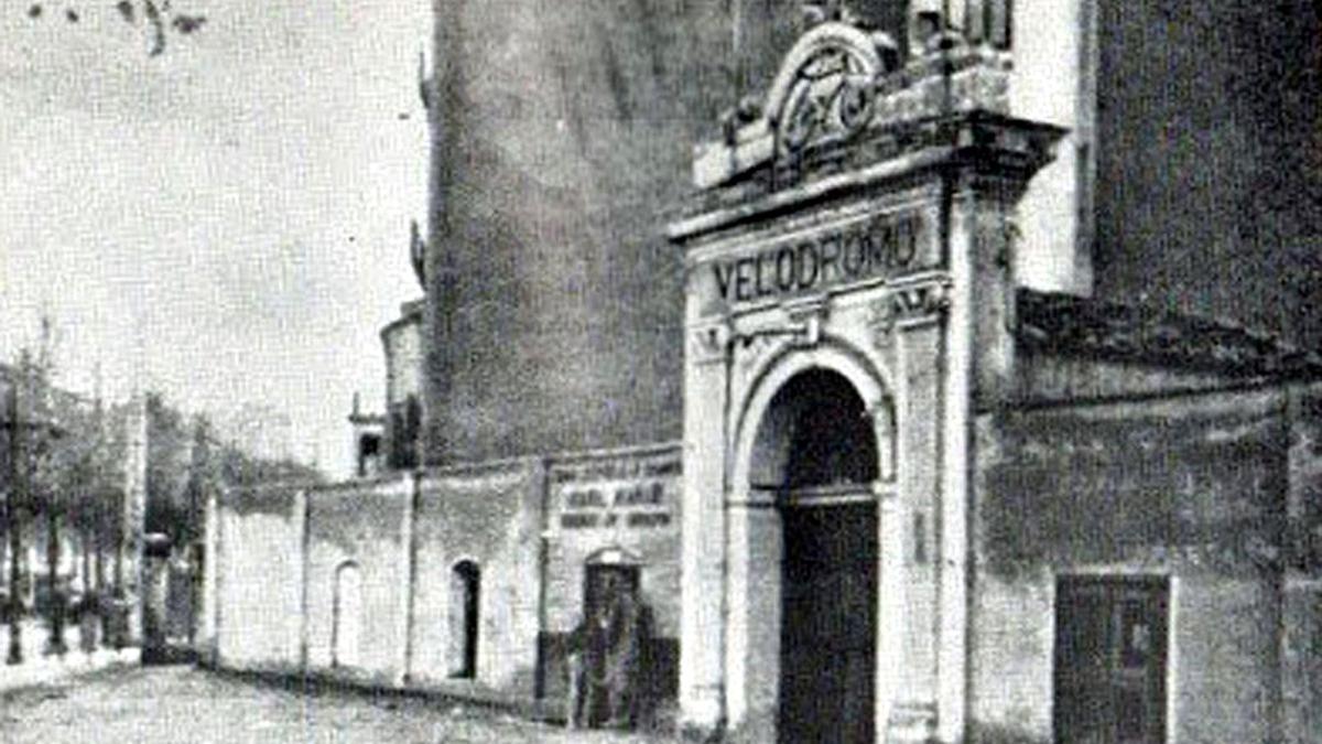 Antigua entrada del velódromo de Zaragoza.