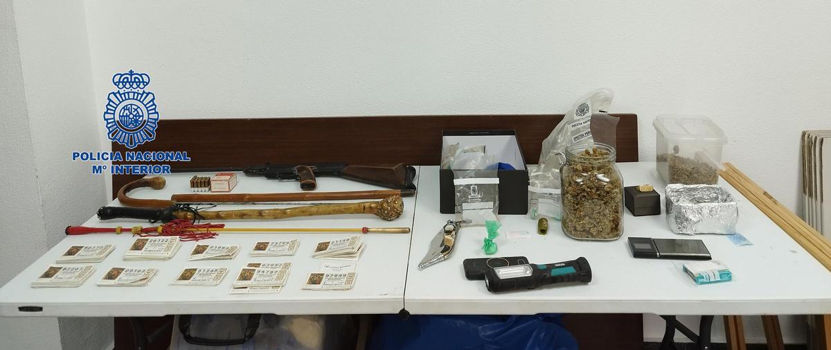 Drogas, armas y lotería incautadas por la Policía Nacional.