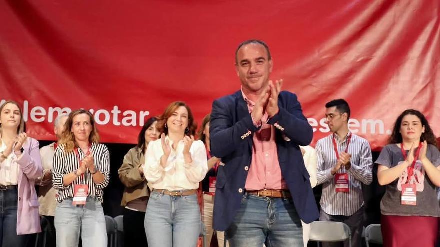 Jonathan Martínez aplaude durante el congreso comarcal del PSPV.