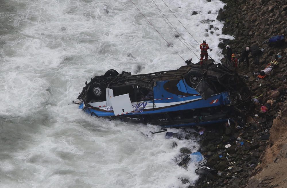 Un autobús cau per un barranc al Perú