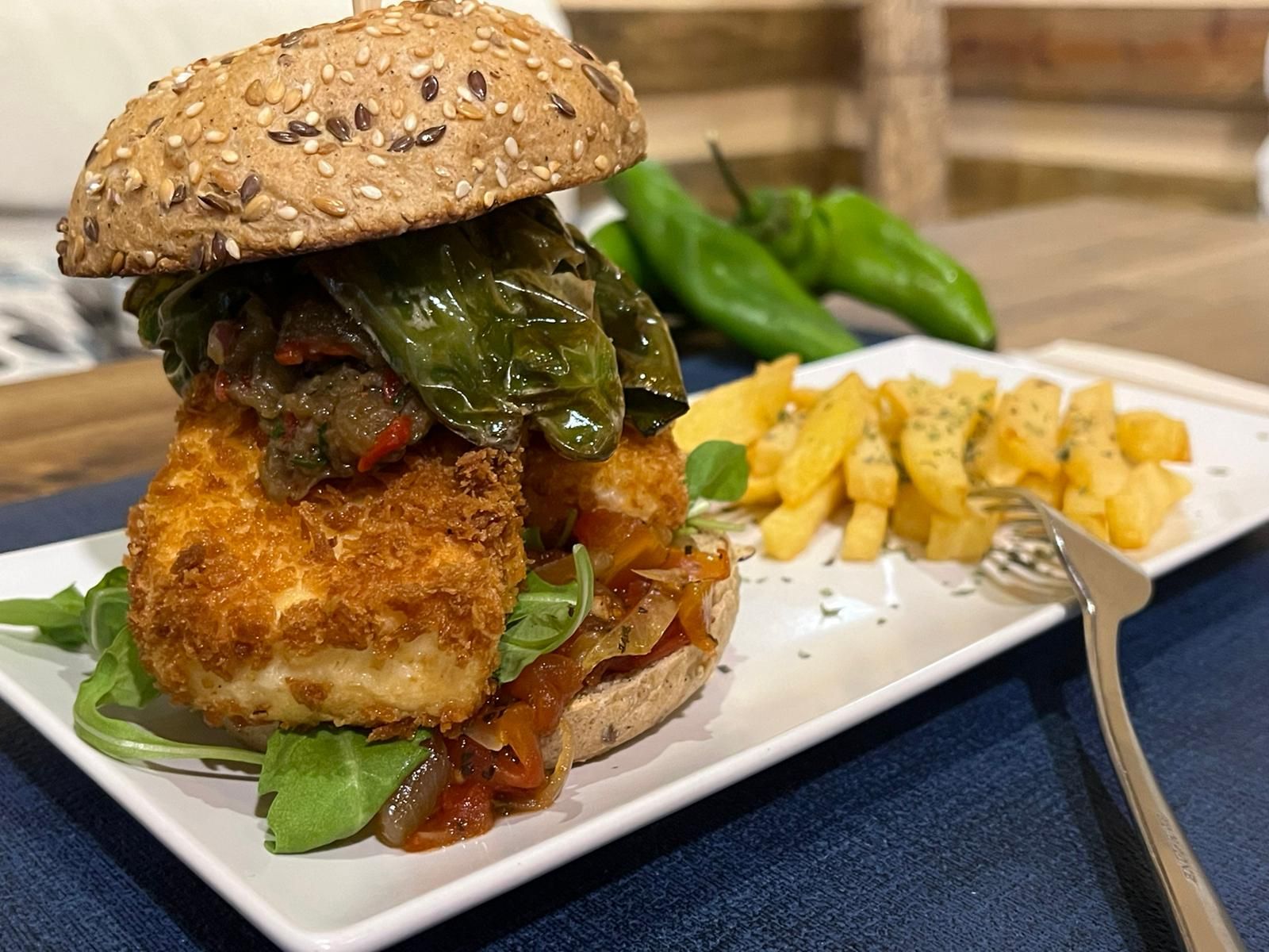 Hamburger mit Halloumi-Käse und Pommes.