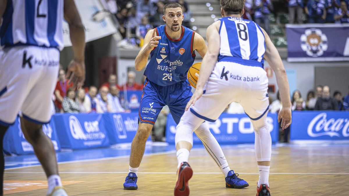Joe Cremo bota el balón en un partido con San Pablo Burgos la temporada pasada.