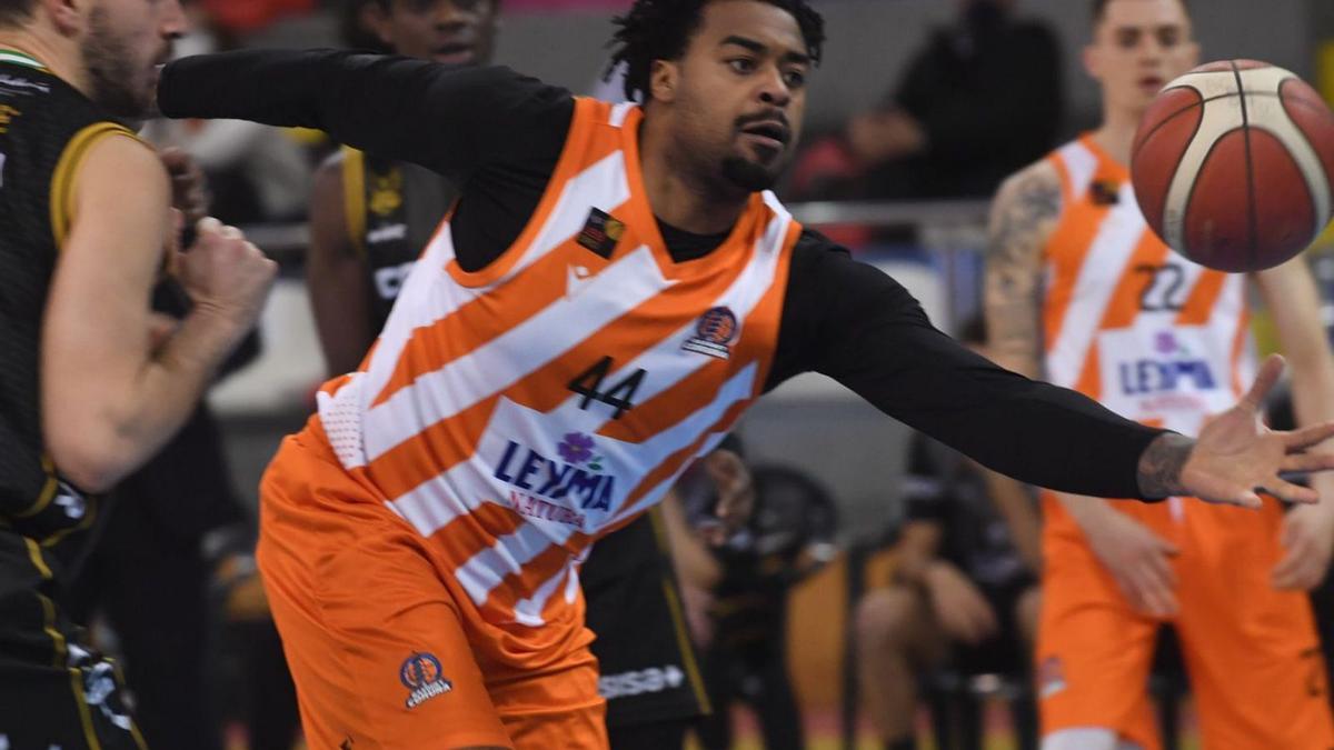 Nick Ward, durante el partido del pasado domingo contra Granada en el Palacio. |  // CARLOS PARDELLAS