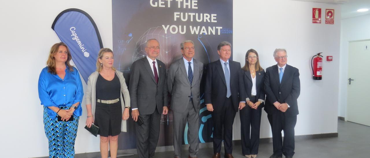 Foto de familia en la apertura de la empresa Capgemini en Málaga TechPark