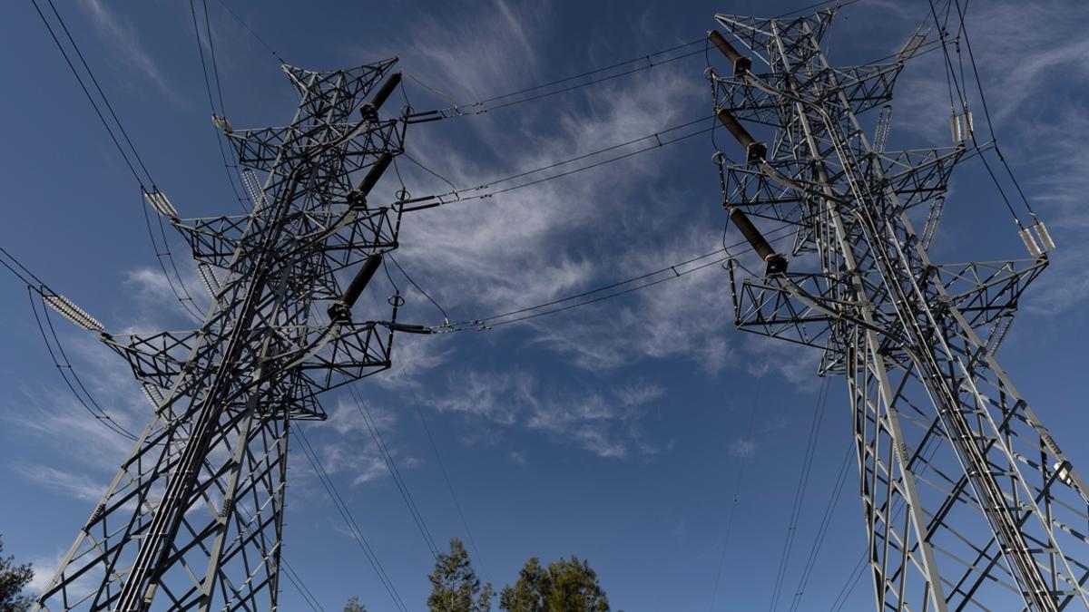 Dos torres eléctricas