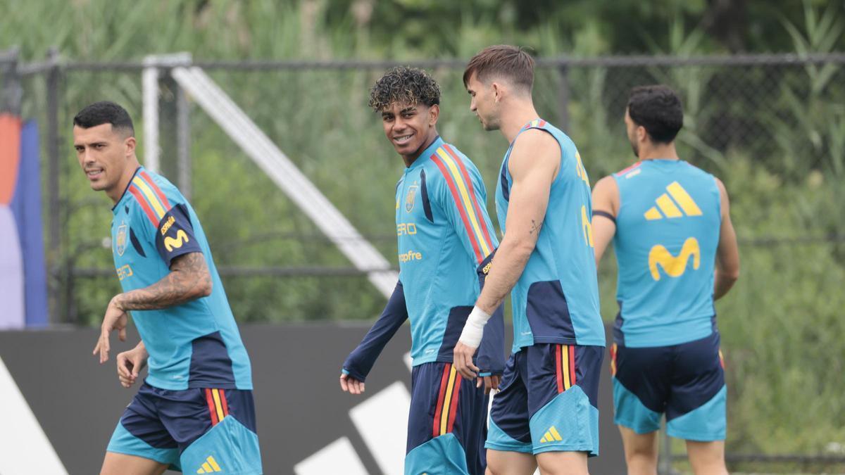 Pedro Porro, Laime Yamal y Fabián Ruiz, con Mikel Merino de espaldas, durante el entrenamiento de España, el pasado jueves.