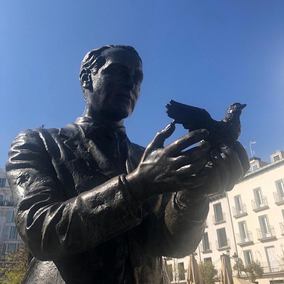 Estatua de García Lorca en la Plaza de Santa Ana