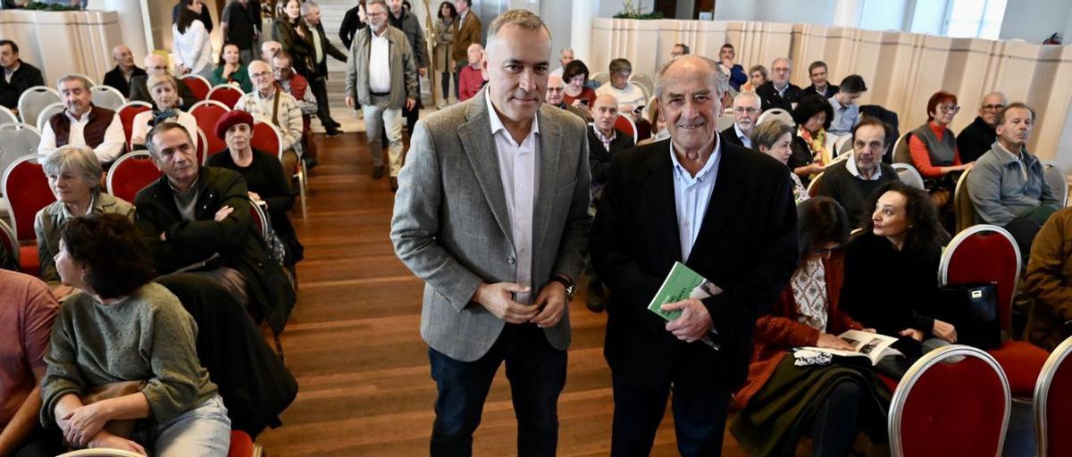 Xabier y Xosé Fortes, ayer en la presentación del libro «En la piel de los héroes». |  Rafa Vázquez