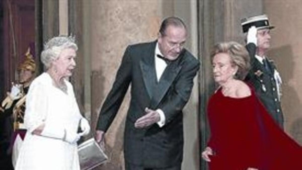 Chirac cede el paso a su mujer, Bernardette, ante la reina Isabel en un banquete en el Elíseo en el 2007.