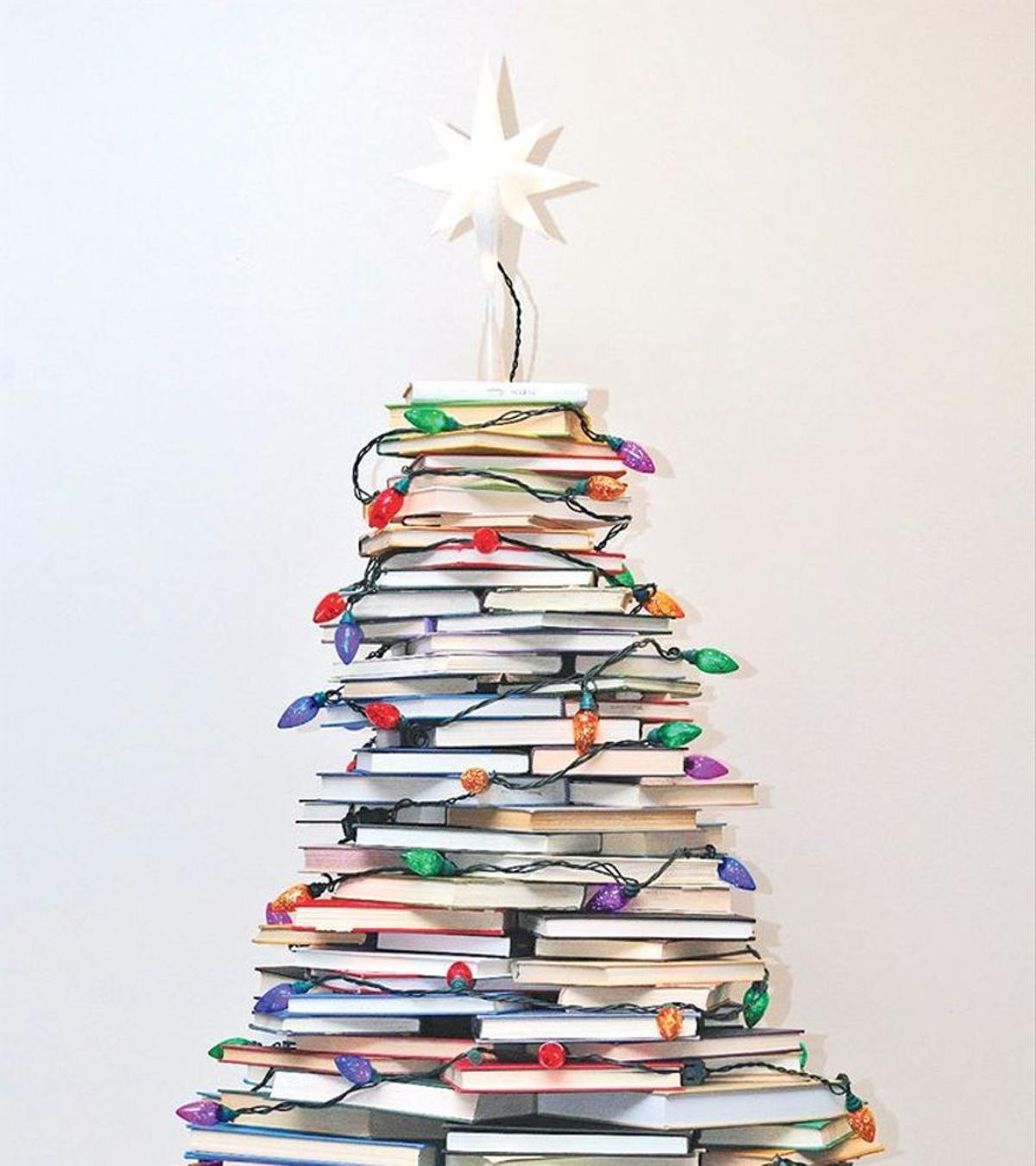 Árbol de Navidad formado por un montón de libros