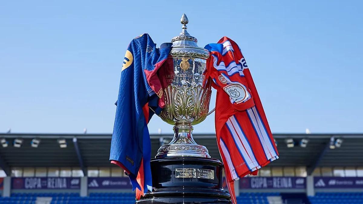 El trofeo de la Copa de la Reina con las camisetas de los dos equipos que disputaran la final
