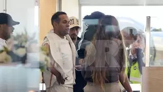 Raphinha pasa el control de El Prat, junto a su familia, tras aterrizar una semana después de lesionarse en Boston.