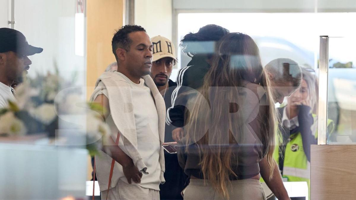 Raphinha pasa el control de El Prat, junto a su familia, tras aterrizar una semana después de lesionarse en Boston.