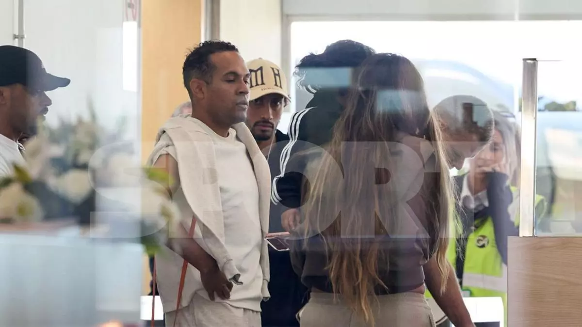 Raphinha pasa el control de El Prat, junto a su familia, tras aterrizar una semana después de lesionarse en Boston.