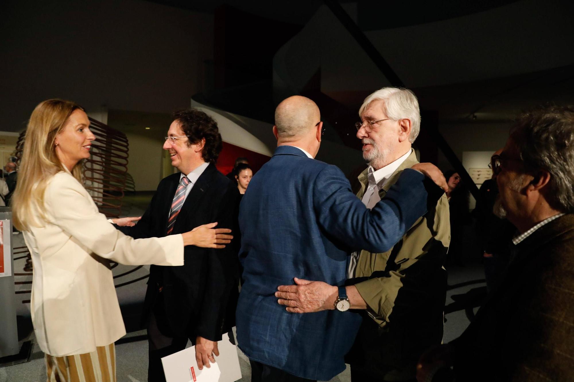 EN IMÁGENES: El Centro Niemeyer acoge una exposición sobre el vínculo entre el escultor Martín Chirino y Estados Unidos