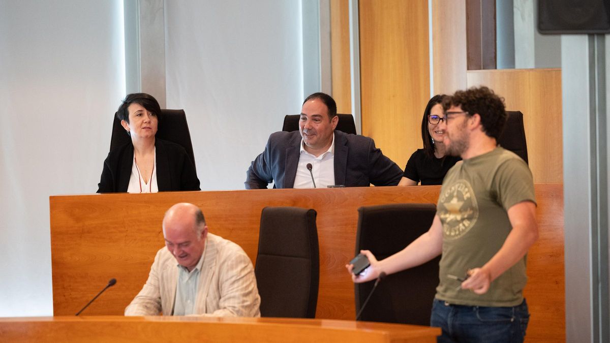 El conseller insular de Unidas Podemos, Óscar Rodríguez, de pie a la derecha, antes del inicio de un pleno de la institución.
