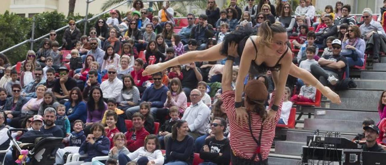 Actuación de una compañía en el Magdalena Circus de 2017.