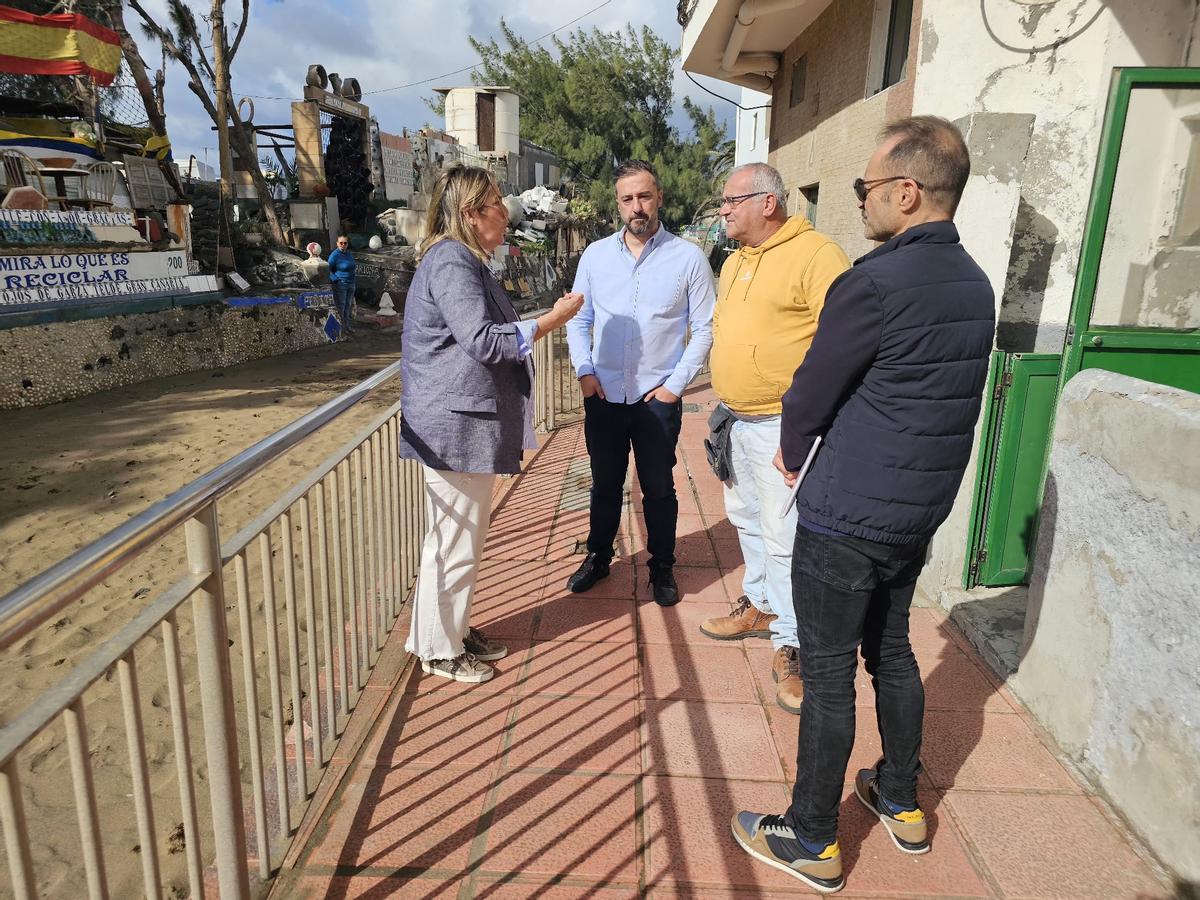 Por la izquierda, la concejala María Calderín y el alcalde Juan Peña en la visita a Ojos de Garza.