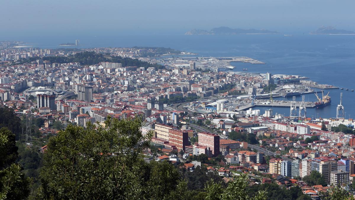 Vista general de edificio de Vigo, con la ría al fondo.