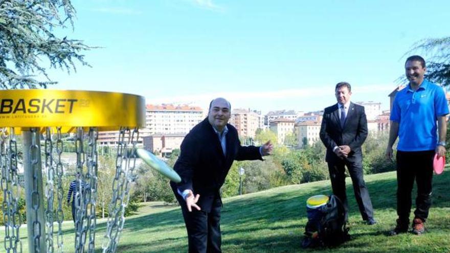 El Alcalde lanza un «frisbee» bajo la atenta mirada del edil Pando y el promotor del campo, Carlos Álvarez. | nacho orejas