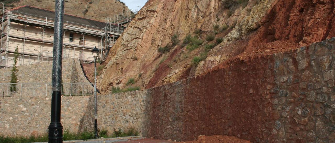 Desprendimientos en una de las laderas inmediatas a la ermita de San Lázaro. | PILAR WALS