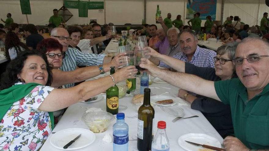 Por la izquierda, Paula Camino, Lidia Cayado, Carolina García, Alfonso Camino, Miguel Vázquez, Almudena Vázquez, Antonio Camino y Gonzalo Suárez, ayer en la corderada.