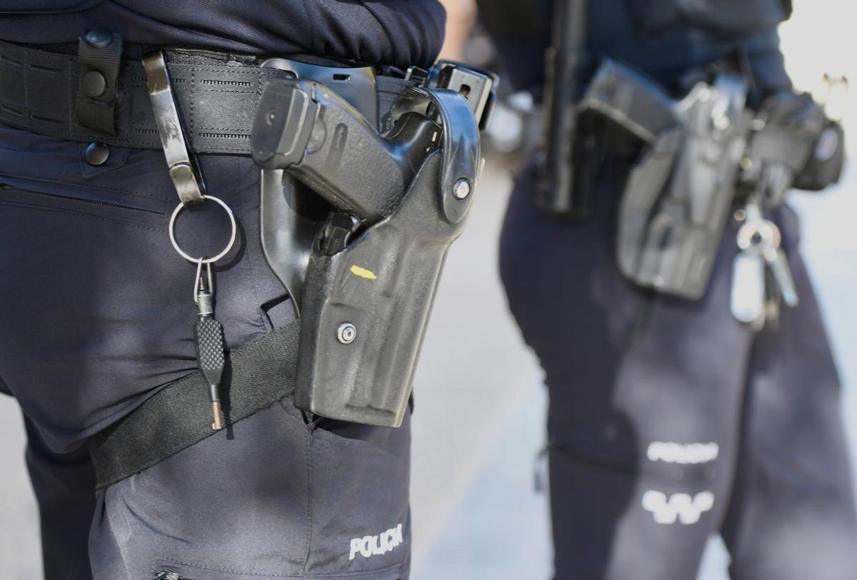 Agentes de la Policía Local de Murcia patrullan por la ciudad con sus armas reglamentarias.
