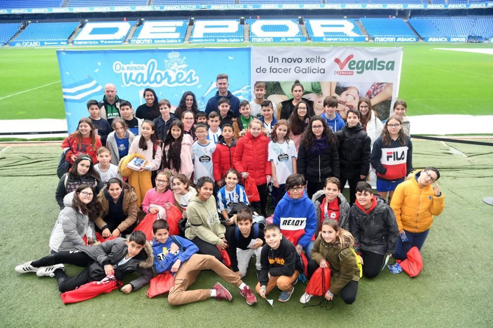 Cerca de medio centenar de alumnos fueron invitados a disfrutar de la experiencia blanquiazul y a conocer las entrañas del deportivismo.