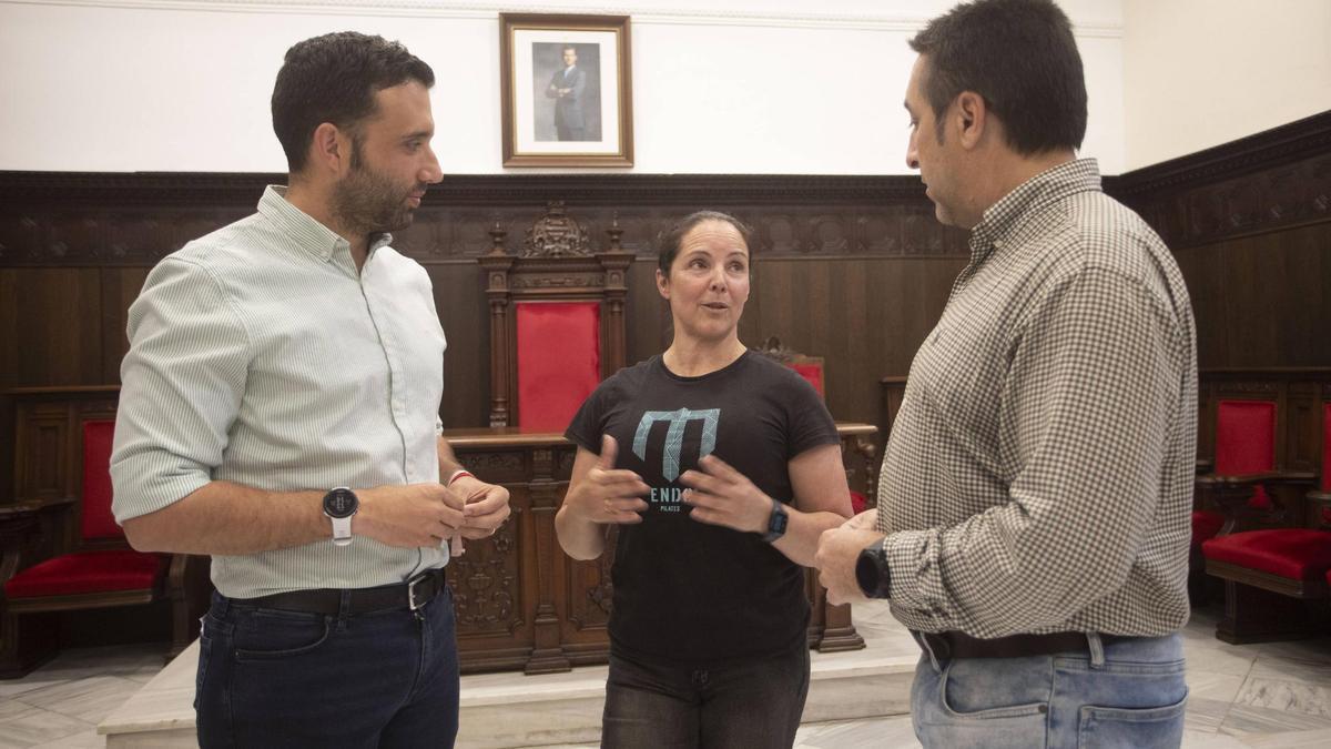 Mariola Corega conversa con el alcalde, Darío Moreno, y el concejal de Deportes, Javier Timón.