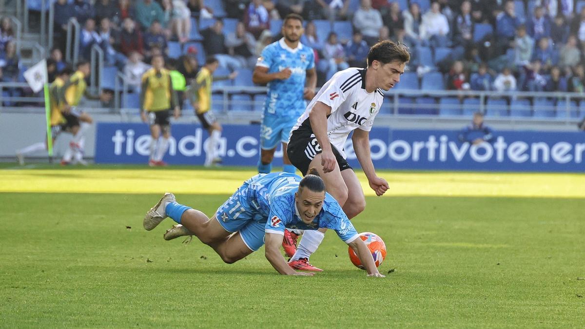 Luismi Cruz cae ante un rival en el partido del CD Tenerife frente al Burgos.