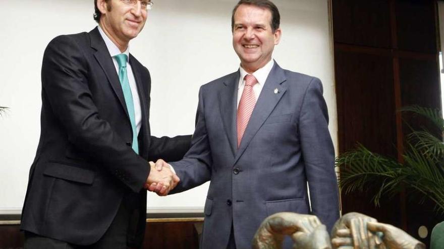 Feijóo y Caballero se dan la mano en su única reunión hasta ahora, que se remonta a 2009. // R. Grobas