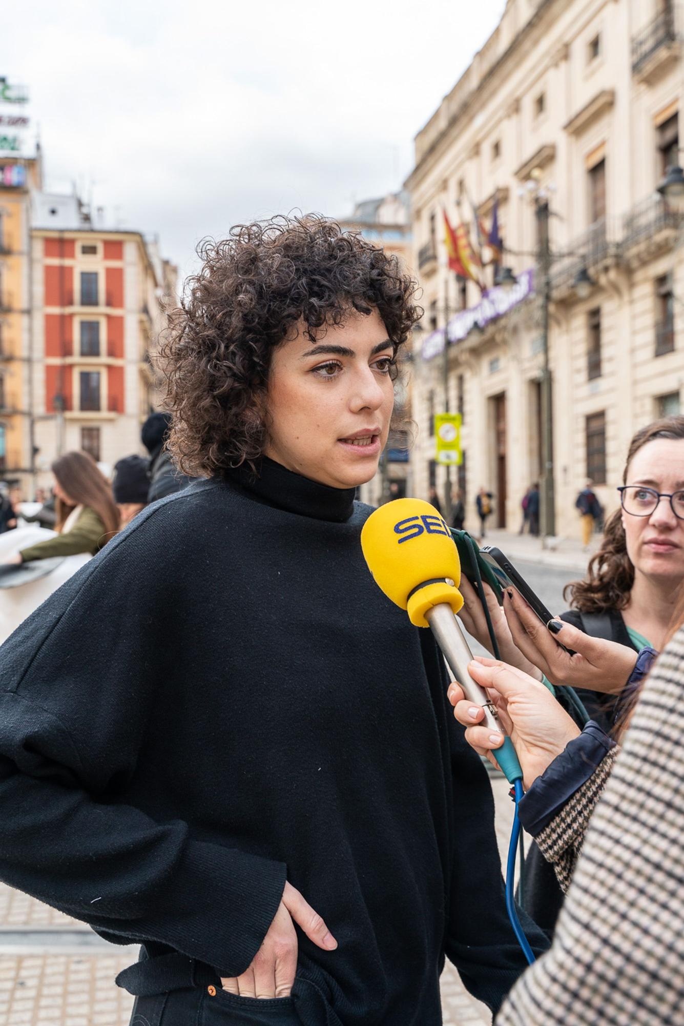 La artista Virginia Jordá pone en escena una "performance" con 38 mujeres envueltas en sudarios ocupando la plaza de España, como homenaje a las asesinadas a lo largo del año