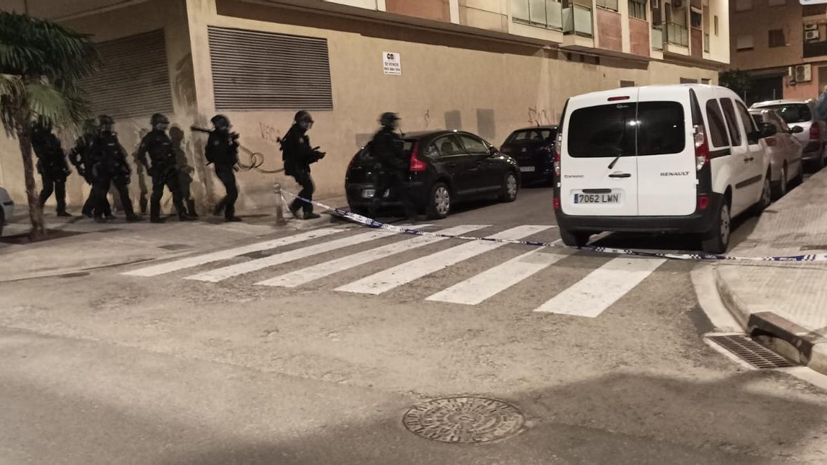 Agentes del grupo de operaciones especiales (GOES), a punto de entrar en el domicilio del sospechoso.