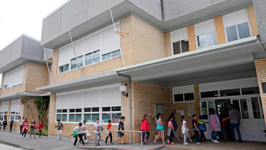 Entrada en un colegio de Galicia en una jornada escolar // Marta G. Brea