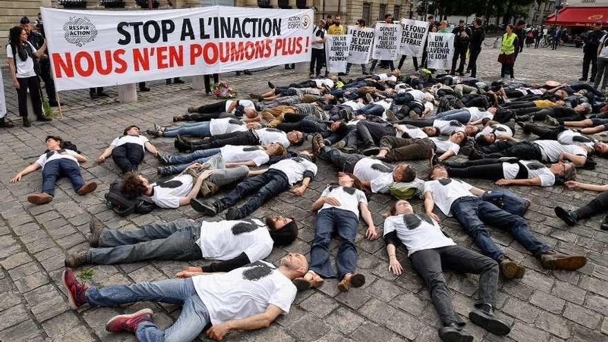 Protesta contra la contaminación, ayer, en París. // Julien Mattia