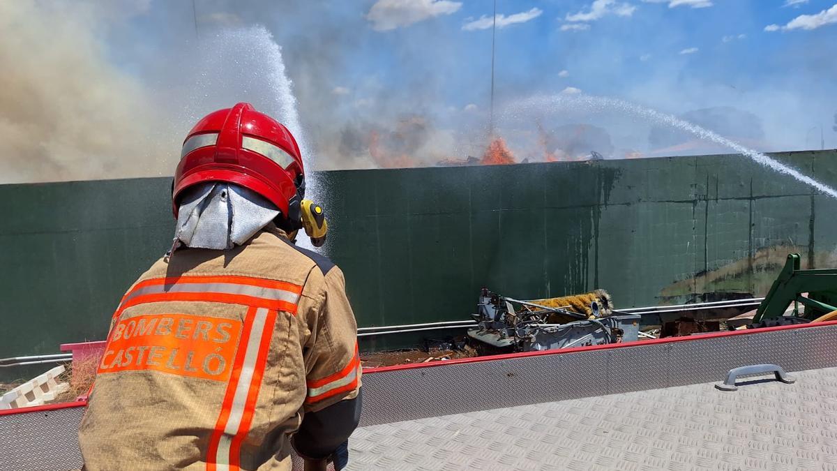 Bomberos de Castelló apagando el incendio en una planta de reciclaje de Almassora.