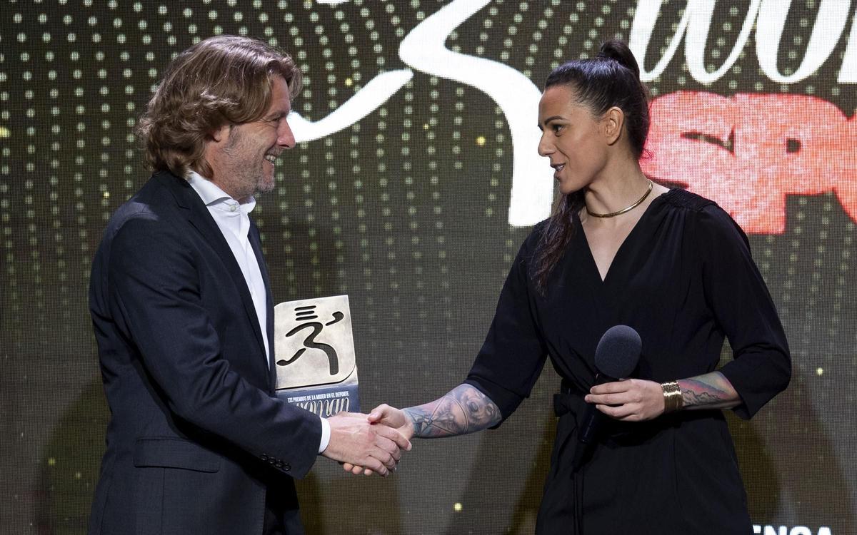 Premios Woman SPORT 2023: Joana Pastrana recoge su premio de manos de David Escudé, regidor de deportes del Ayuntamiento de Barcelona