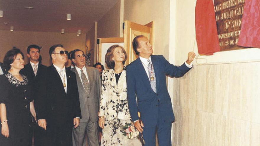 El rey Juan Carlos I descubre la placa conmemorativa de la inauguración del Auditorio de Arafo el 24 de junio de 1994.