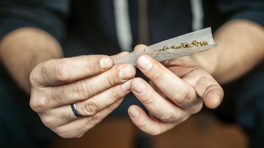 Preparación y rodadura de la marihuana.