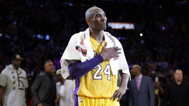 Kobe Bryant se despide del público en su partido de despedida el 13 de abril del 2016.