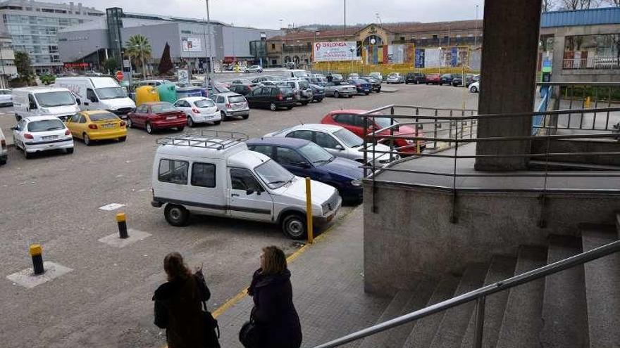 Aparcamiento de la terminal de autobús, con la del tren al fondo. // GS