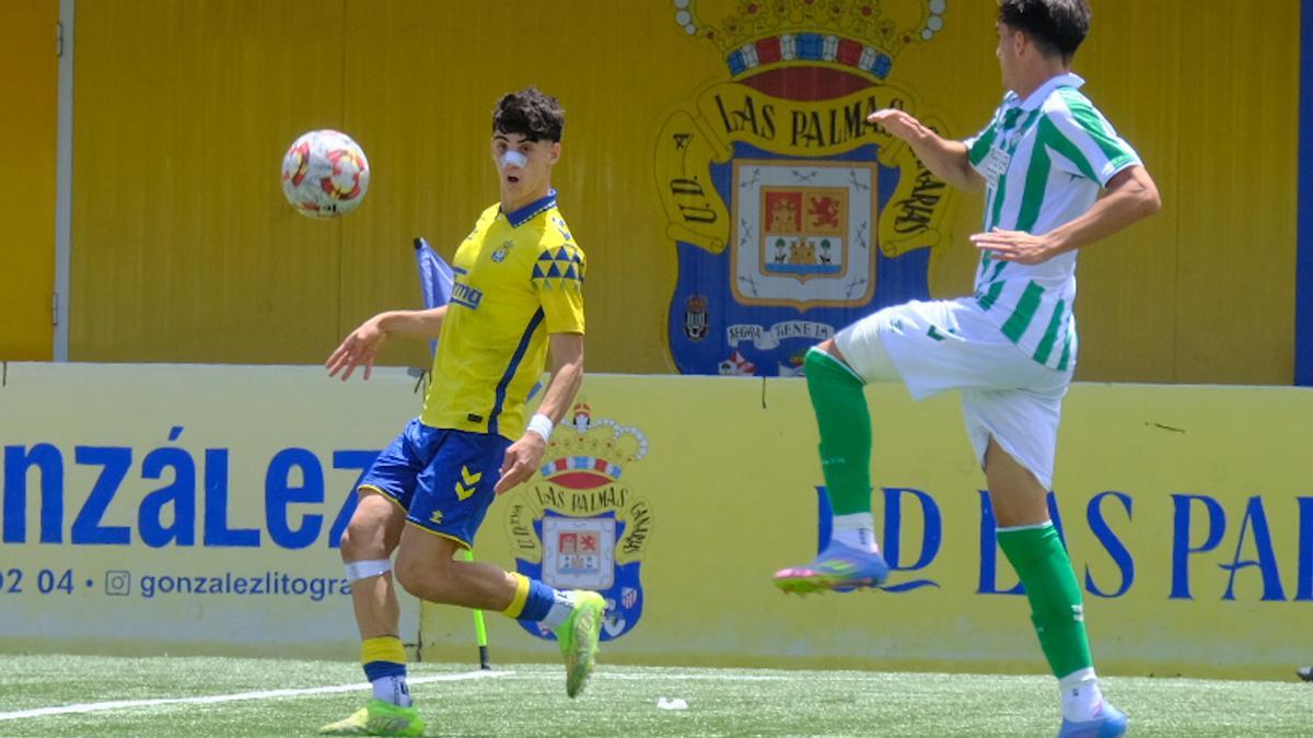 Centro de Valentín Pezzolesi ante un rival del Betis, ayer, en la disputa de la ida de los cuartos en el Anexo.