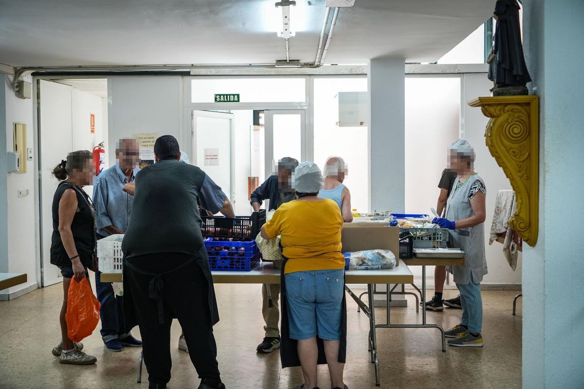 Voluntarios trabajan en la preparación del servicio en el comedor social San Vicente de Paúl.