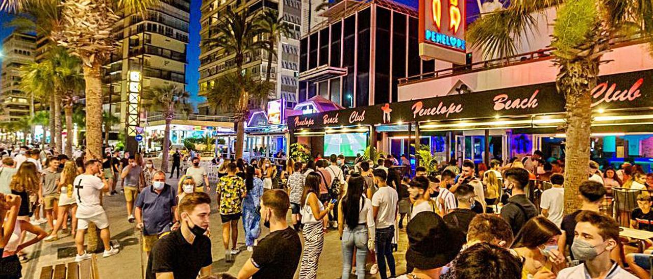 Jóvenes disfrutando de la noche en Benidorm.