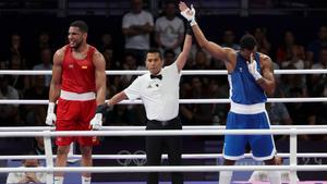 El boxeador azerbaiyano Loren Berto Alfonso Domínguez (azul) se impone al español Enmanuel Reyes Pla (rojo)