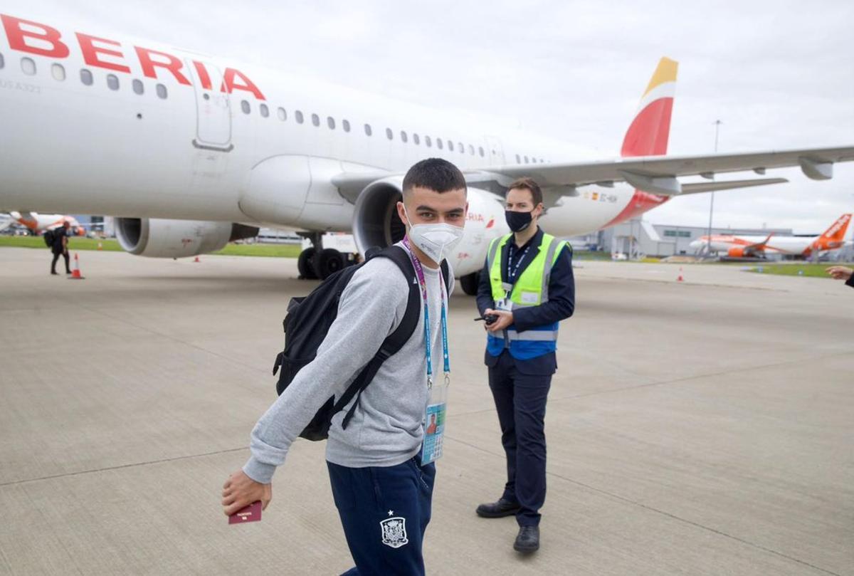 Pedri, a su llegada a Londres.