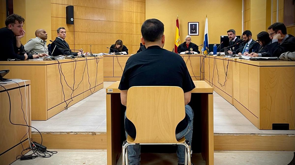 Uno de los inversores al que le ofrecieron pagar en efectivo y sin contrato, durante su declaración en la vista oral.